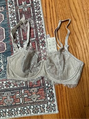 Victoria’s Secret Lace Underwire Bra in Light Gray